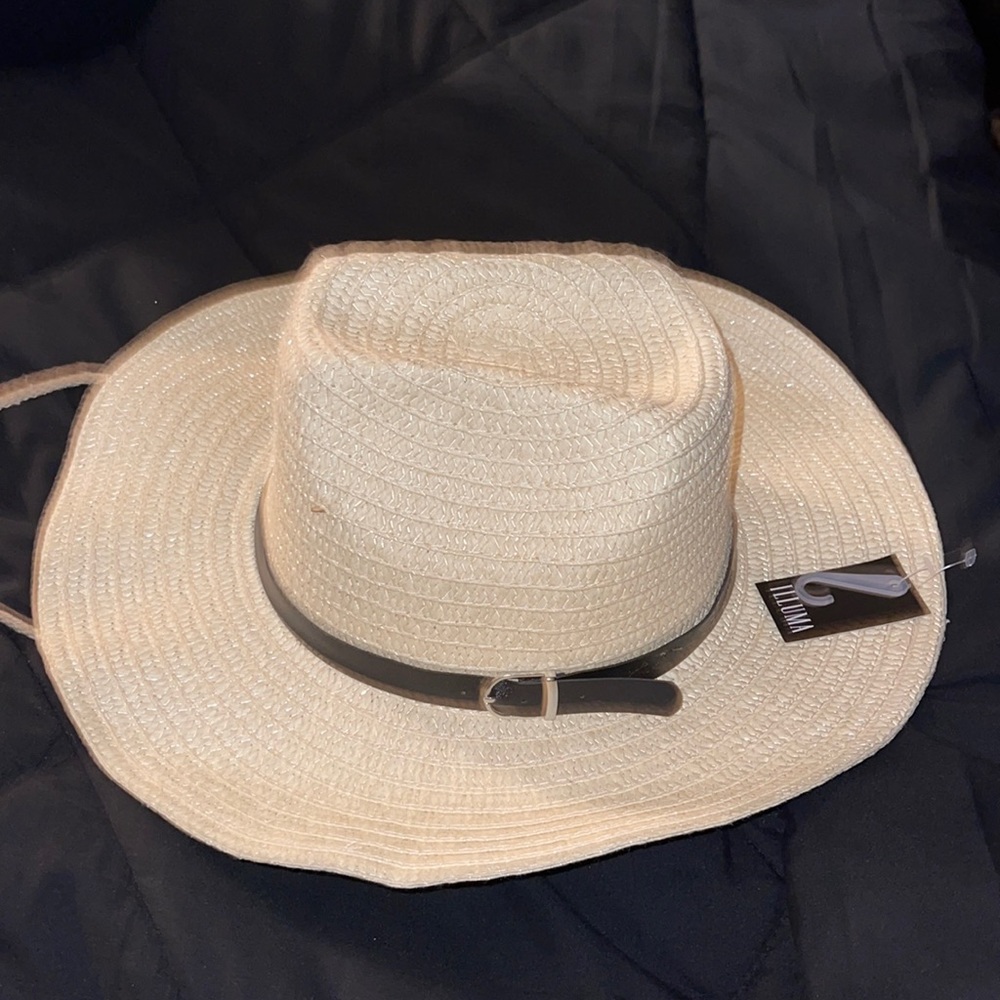 👒👒ILLUMA🆕 CREAM SUMMER HAT 👒 WITH ADJUSTABLE WIRE.